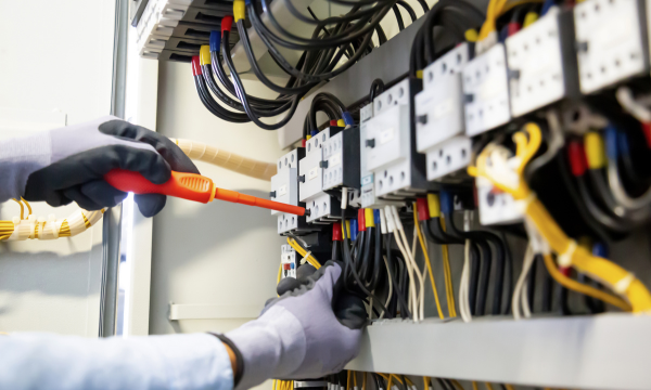 Minimizando o Risco de Interrupção da Produção: Abordagem Integrada para Confiabilidade do Sistema Elétrico